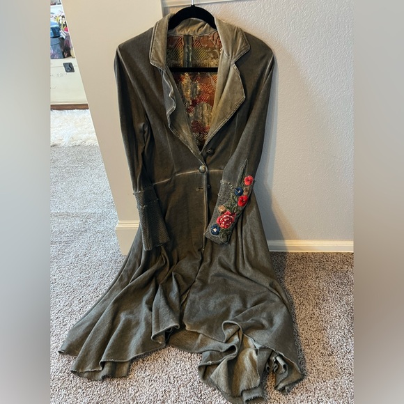 Long sweater/jacket with brass buttons and embroidery